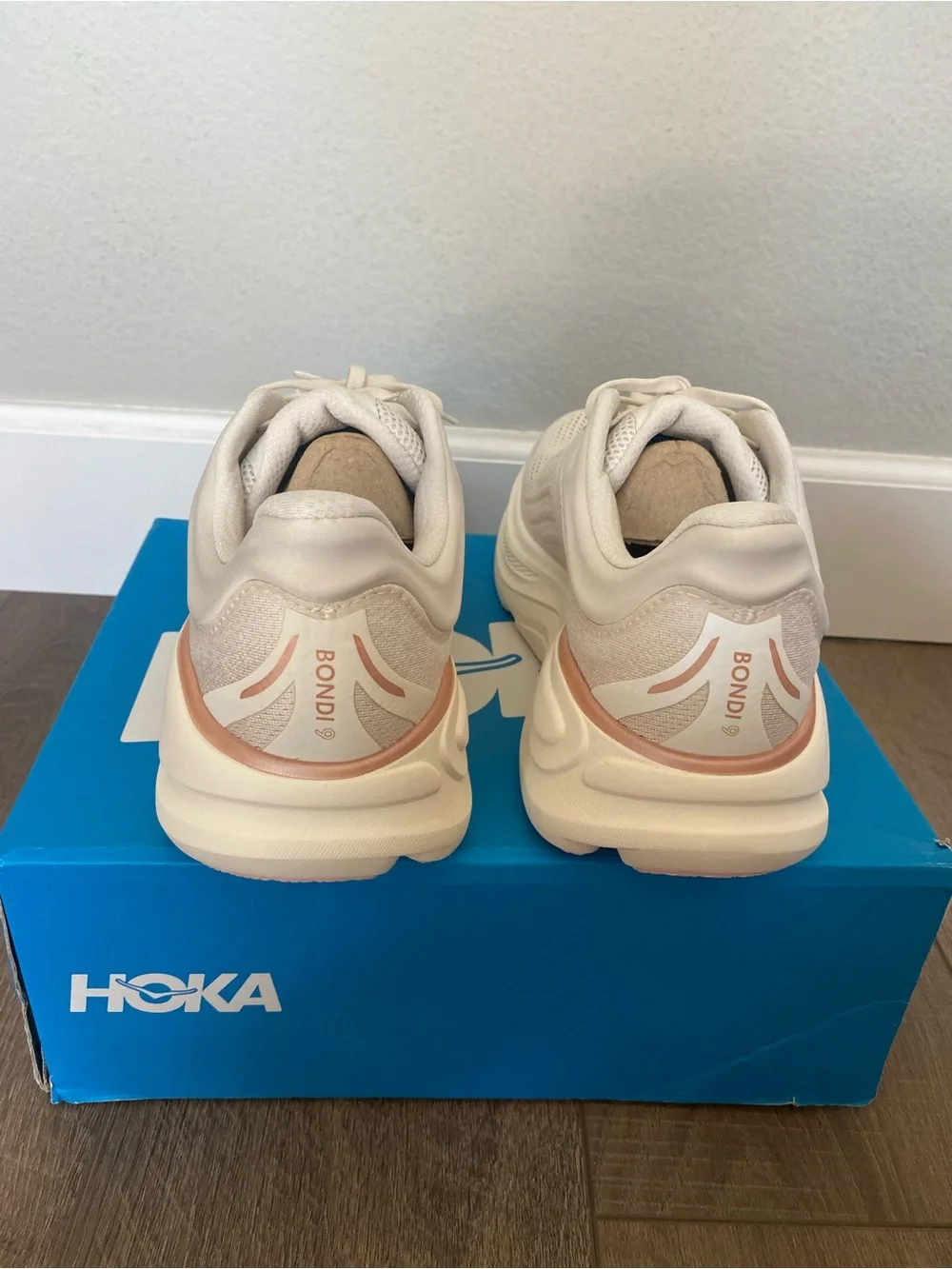 Hoka Bondi 9 Women’s 10.5 Oat Milk/Rose Gold